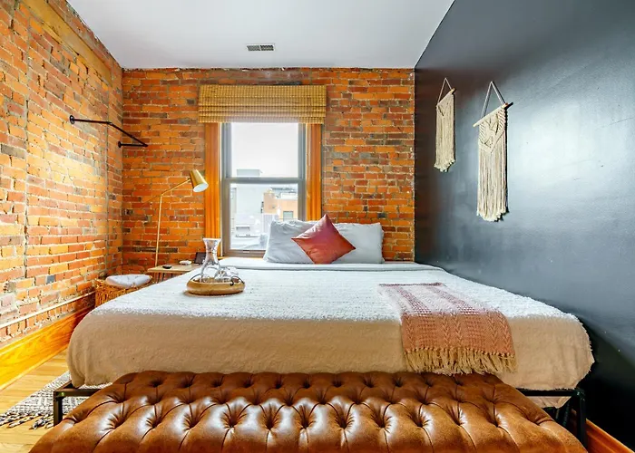 Jungle House Columbus Downtown Free Parking Sleeps 8 - Walk To Convention Center & Nationwide Arena - 1Br Short North Luxury Home - Over 5,800 Five Star Stays