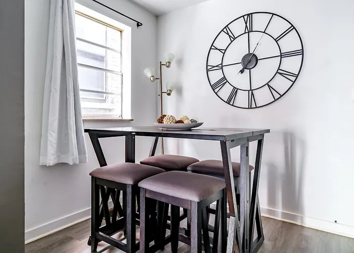 Jungle House Luxury Homes - Columbus Downtown Short North - Steps To Convention Center & Nationwide Arena - Sleeps Up To 6 - Free Parking - Over 5,800 Five Stars