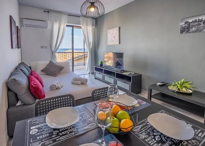 Anteia'S Seaview Suite Just Steps From Finikoudes Beach Larnaca