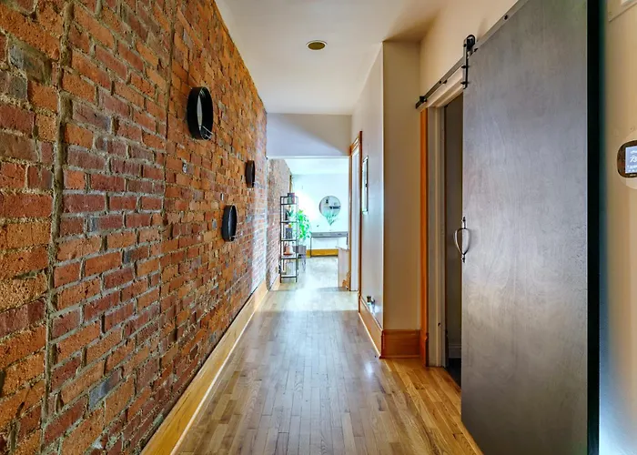 Jungle House Columbus Downtown Free Parking Sleeps 8 - Walk To Convention Center & Nationwide Arena - 1Br Short North Luxury Home - Over 5,800 Five Star Stays