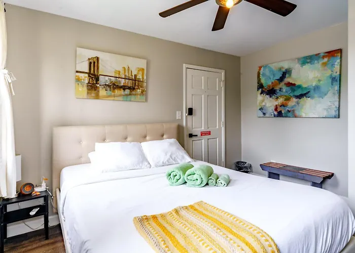 Jungle House Columbus Downtown Free Parking Sleeps 6 - Steps To Convention Center & Nationwide Arena - 1Br Short North Luxury Home - Over 5,800 Five Star Stays