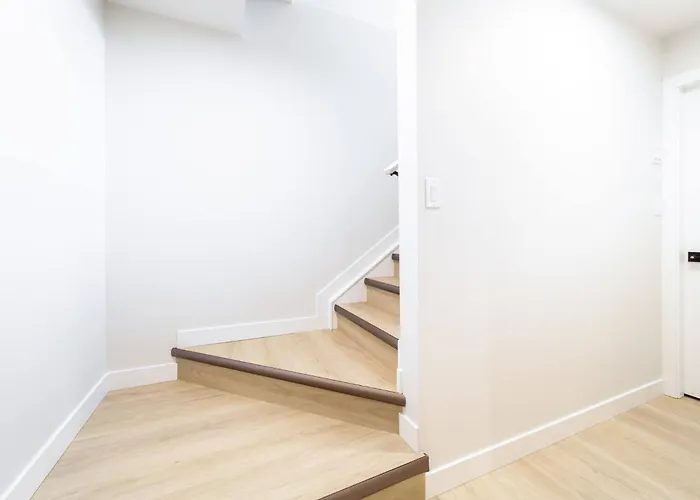 ~Sweettropicalbsmtsuite~Kingbed|Wifi•Parking Edmonton