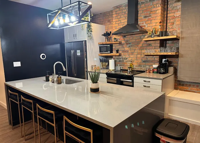 Jungle House Columbus Downtown Free Parking Sleeps 8 - Steps To Convention Center & Nationwide Arena - 2Br Short North Luxury Home - Over 5,800 Five Star Stays