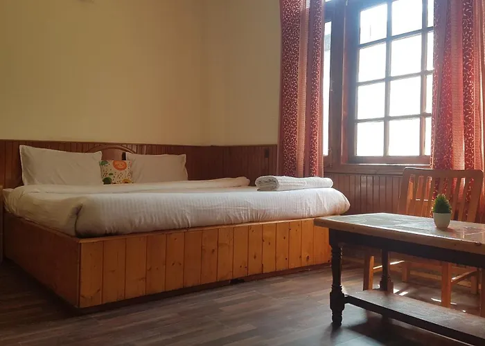 New Suraj Inn - Nestled Near Hidimba Temple ! Rooftop Cafe With Hampta View ! Private Parking Manali 