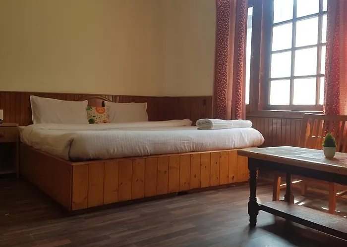 New Suraj Inn - Nestled Near Hidimba Temple ! Rooftop Cafe With Hampta View ! Private Parking Manali 