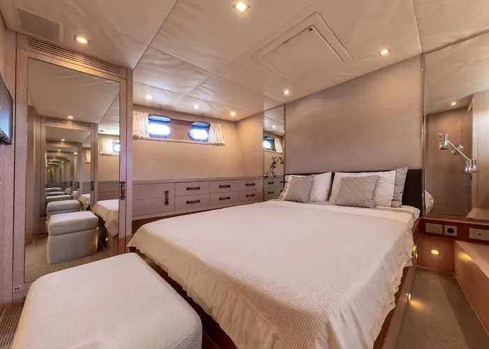Votre Palace Flottant Sur La Croisette A Cannes