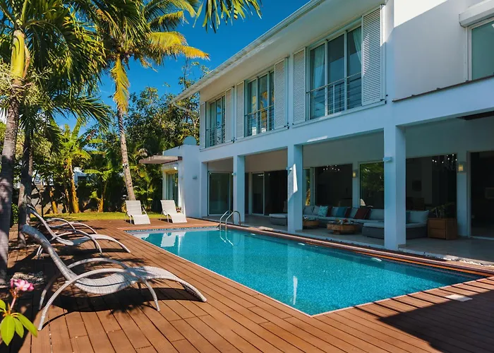 Luxurious 5 Bedroom Villa - Private Beach Access Grand-Baie