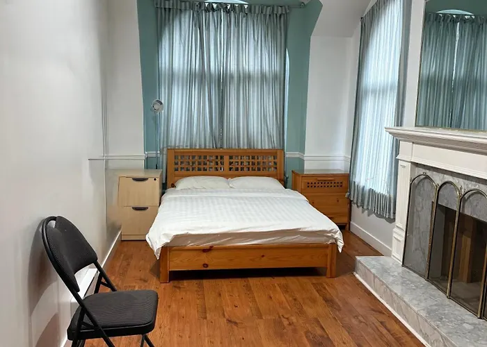 Extra Large Suite With Ensuite Bathroom, Microwave & Fridge Richmond