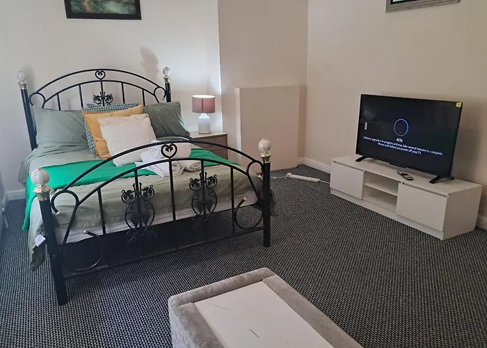 Luxury Birmingham House - Free Wifi & Parking Hotel