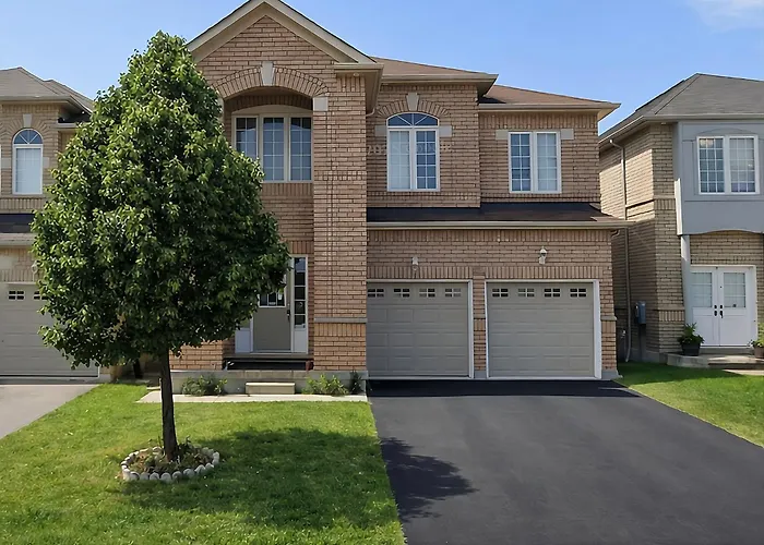 Private King Bedroom With Workspace, Dresser & Mini Fridge In Brampton Shared Home - 3 Baths, Full Kitchen, Wifi, Laundry & Deck - Near Go Station, Ideal For Work & Couples!