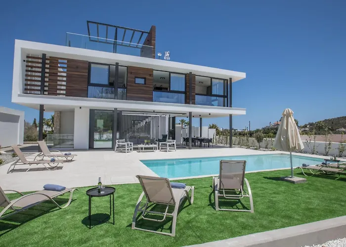 Holiday Home Geraeumige Villa Mit Grossem Garten Und Pool By Interhome Protaras
