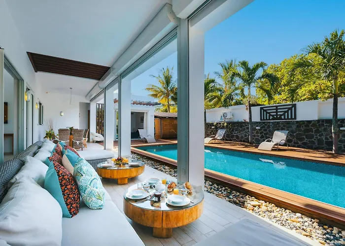 Luxurious 5 Bedroom Villa - Private Beach Access Grand-Baie