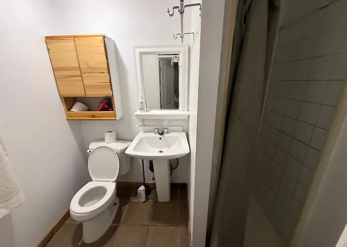 Extra Large Suite With Ensuite Bathroom, Microwave & Fridge Richmond