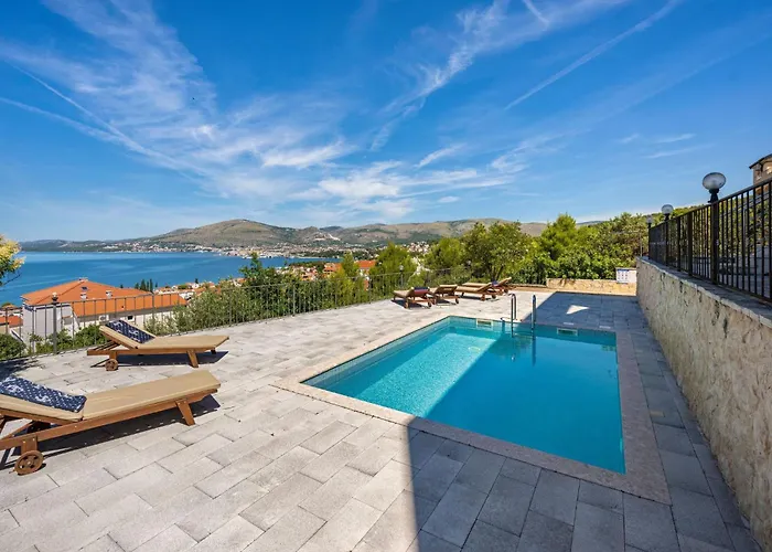 Apartment Meerblick-Apartment Mit Pool Ciovo Breeze By Interhome Trogir