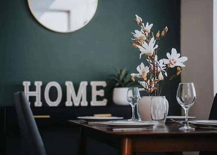 The Green Haven - 2 Bed Cozy Apartment - Sleeps 6 - Private Parking Manchester