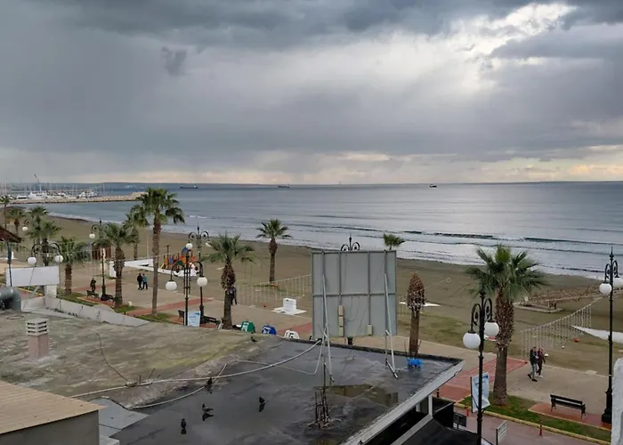 Queen Victoria Sea View Apartments Larnaca