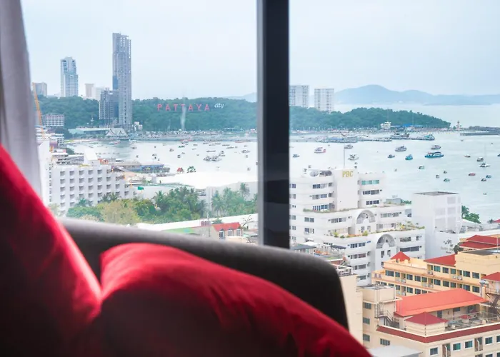 Walk-To-Everywhere Luxury Condo, Central Pattaya