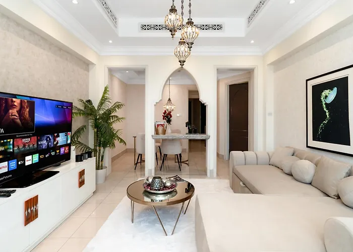 Skyline Select 1 Bedroom Apartment I Burj Khalifa View I Souk Al Bahar Downtown I Parking, Gym, Wi-Fi & Pool Dubai