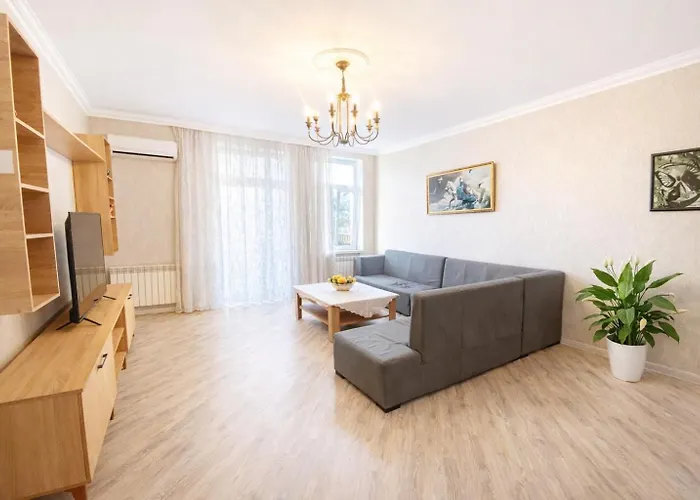 Spacious Central 3 Bedroom Apt By Boulevard, F1 View Baku
