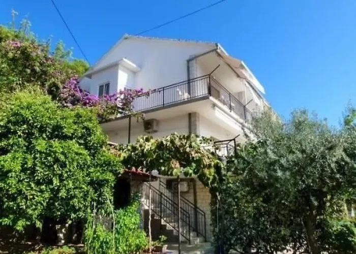 Apartment Fuer Vier Personen- Mit Einem Balkon By Interhome Trogir