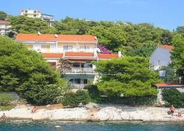 Apartment Fuer Vier Personen- Mit Einem Balkon By Interhome Trogir