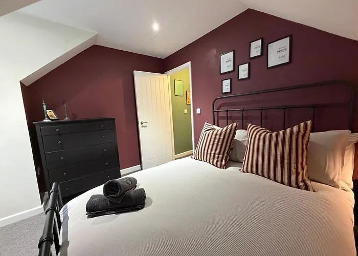 Rustic Apartment On Quiet Street, Free Parking! Southampton