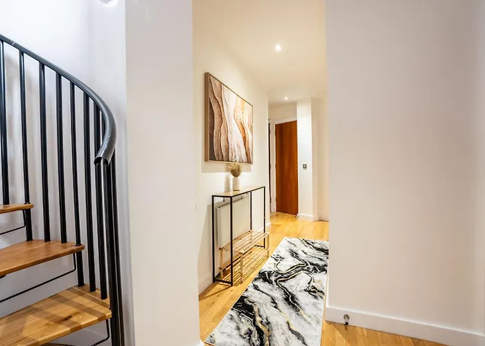 Leeds Duplex Penthouse By The River - Sleeps 10 - Modern