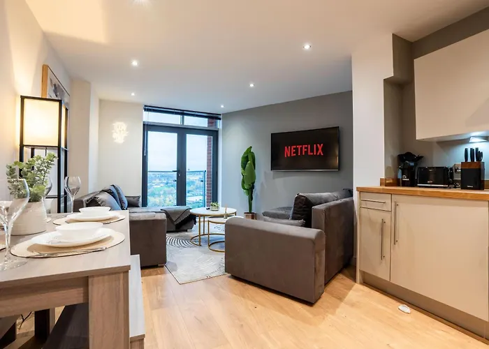 Leeds City Living By The River - Sleeps 10 - Balcony