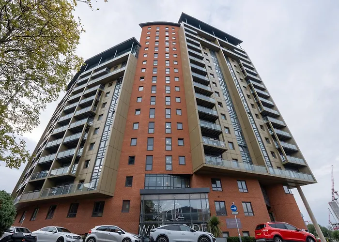 Leeds City Living By The River - Sleeps 10 - Balcony