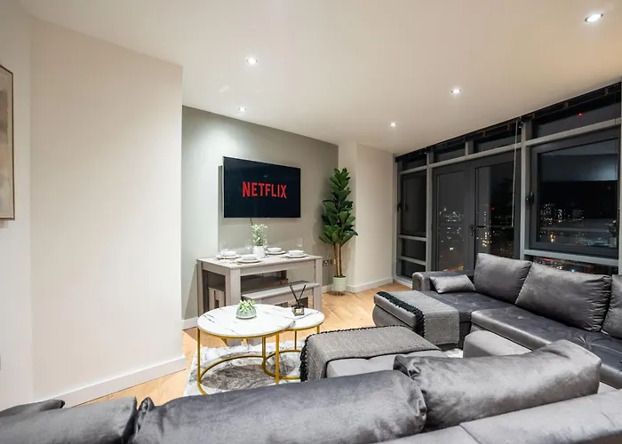 Leeds - Stylish City Stay With River Views - Sleeps 8