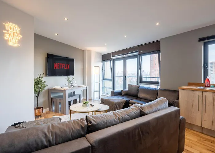 Leeds City Views - Riverside Living - Sleeps 8 - Balcony