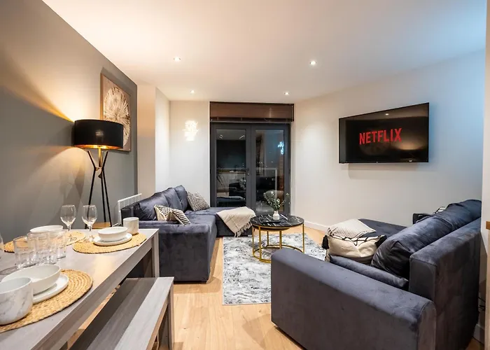 Leeds - City Stay On The River - Sleeps 10 - Central