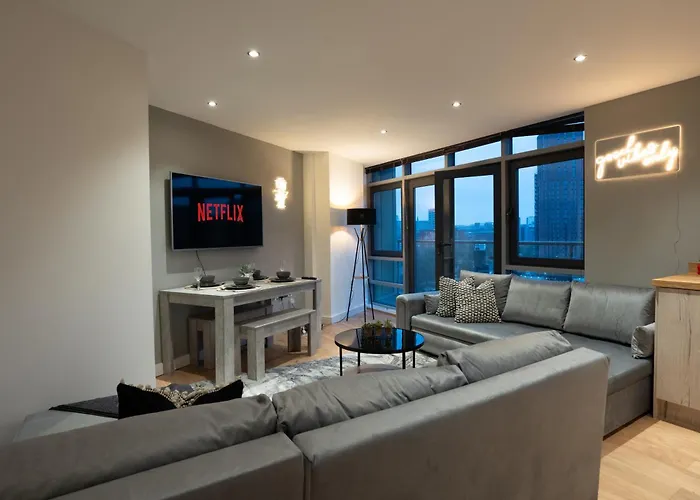 Leeds - City Meets Nature - Riverside - Sleeps 8 - Balcony