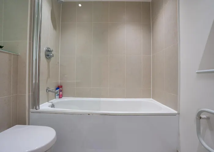 Leeds - City Meets Nature - Riverside - Sleeps 8 - Balcony