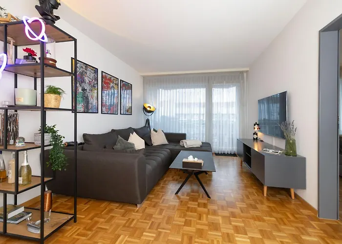Bright Urban Retreat With Balcony, Workspace, Parking Zurich