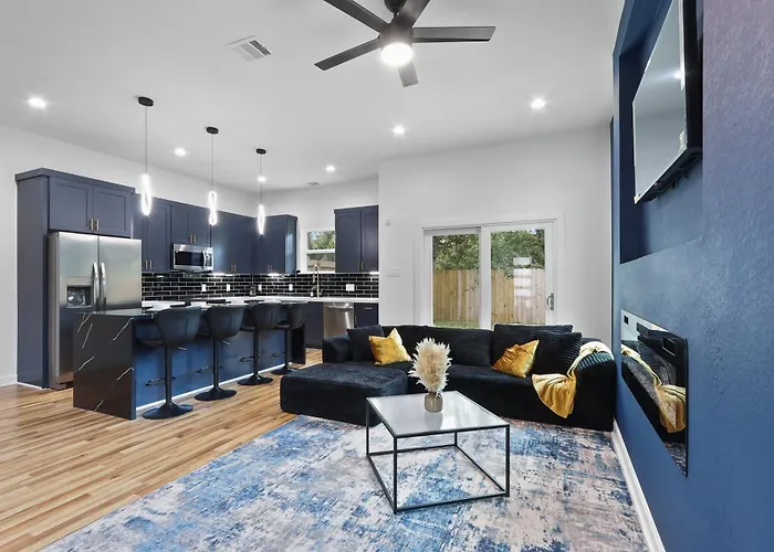 Spacious Family Home Close To Downtown & Med Center Houston