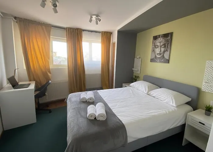 Central 4-Bedroom Apartment With Skyline Balcony - Sleeps 8 Bucharest