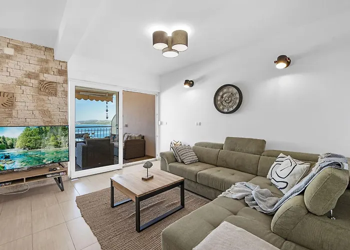 Apartment Meerblick-Apartment Mit Pool Ciovo Breeze By Interhome Trogir