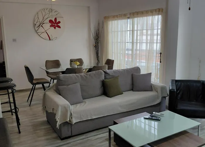 Queen Victoria Sea View Apartments Larnaca