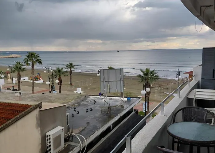 Queen Victoria Sea View Apartments Larnaca