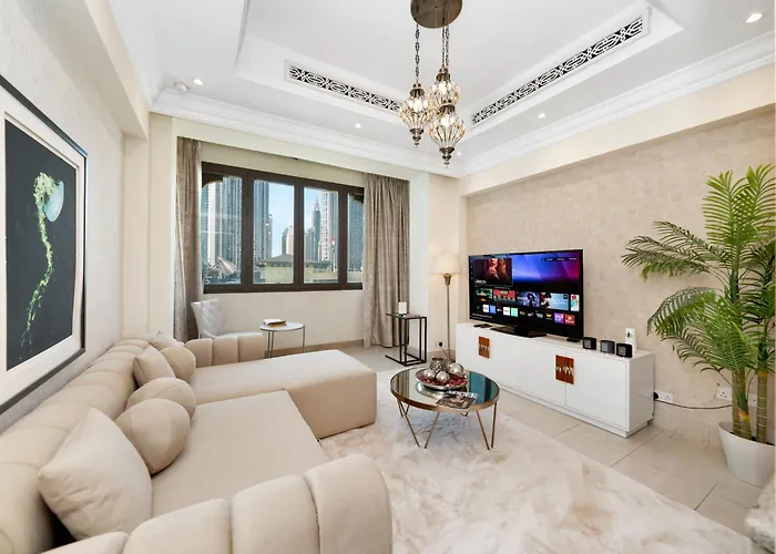 Skyline Select 1 Bedroom Apartment I Burj Khalifa View I Souk Al Bahar Downtown I Parking, Gym, Wi-Fi & Pool Dubai