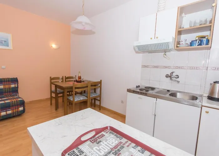 Apartment Fuer Vier Personen- Mit Einem Balkon By Interhome Trogir