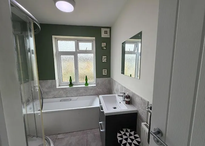 Rustic Apartment On Quiet Street, Free Parking! Southampton