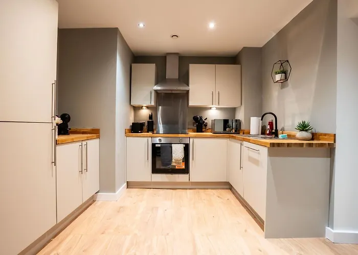 Leeds Duplex Penthouse By The River - Sleeps 10 - Modern