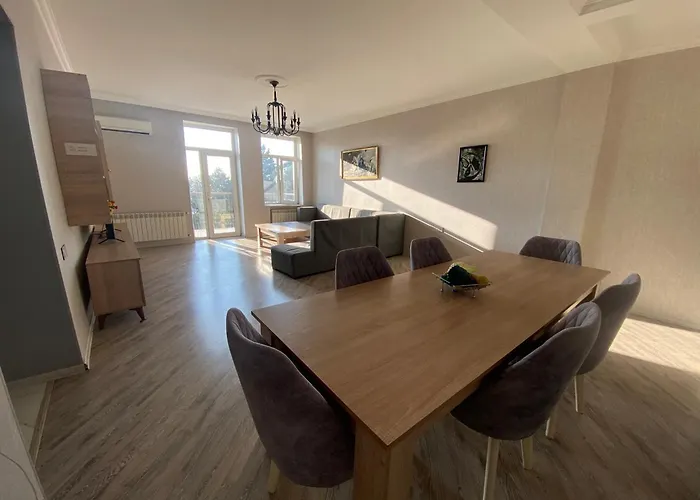 Spacious Central 3 Bedroom Apt By Boulevard, F1 View Baku