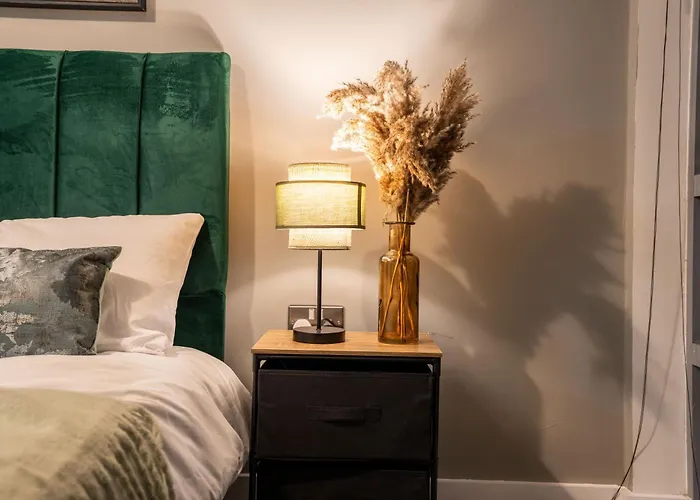 Leeds City Retreat On The Riverbank - Sleeps 8 - Balcony