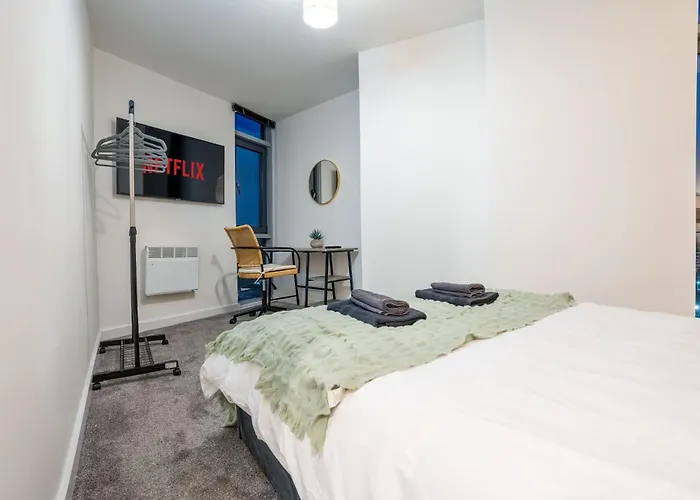 Leeds - Stylish City Stay With River Views - Sleeps 8