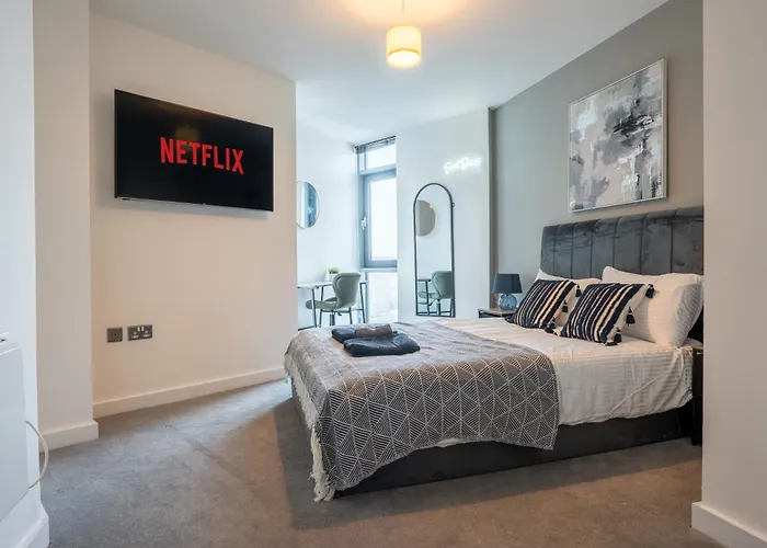 Leeds City Views - Riverside Living - Sleeps 8 - Balcony