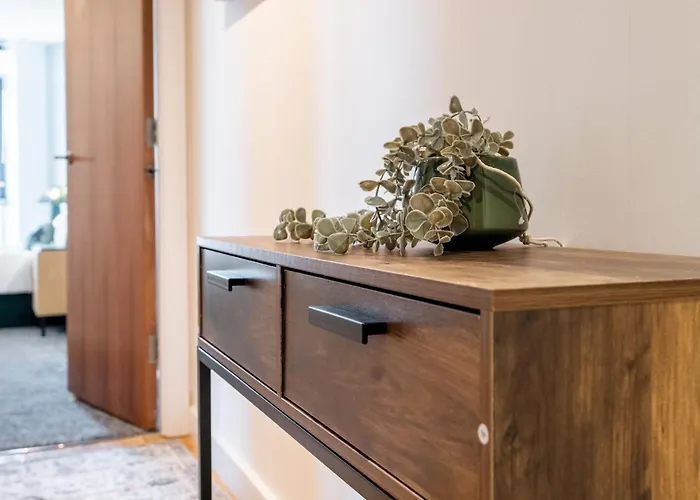 Leeds City Stay On The River - Sleeps 10 - Central