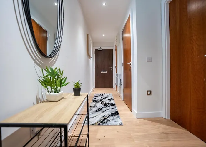 Leeds - City Stay On The River - Sleeps 10 - Central